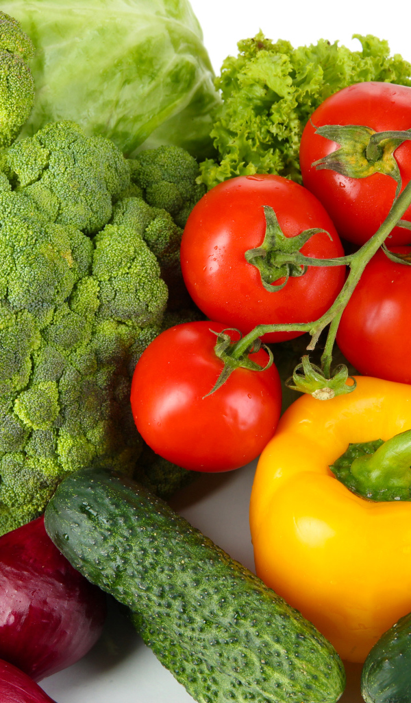 Аппетитные свежие овощи на белом фоне 