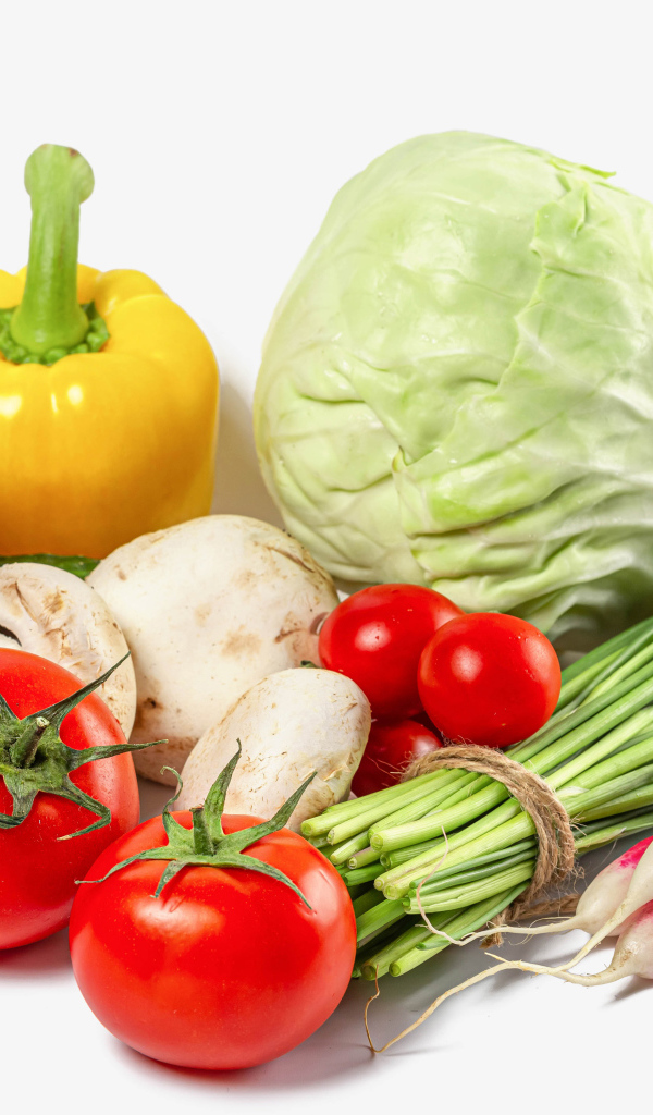 Аппетитные свежие овощи на белом фоне крупным планом