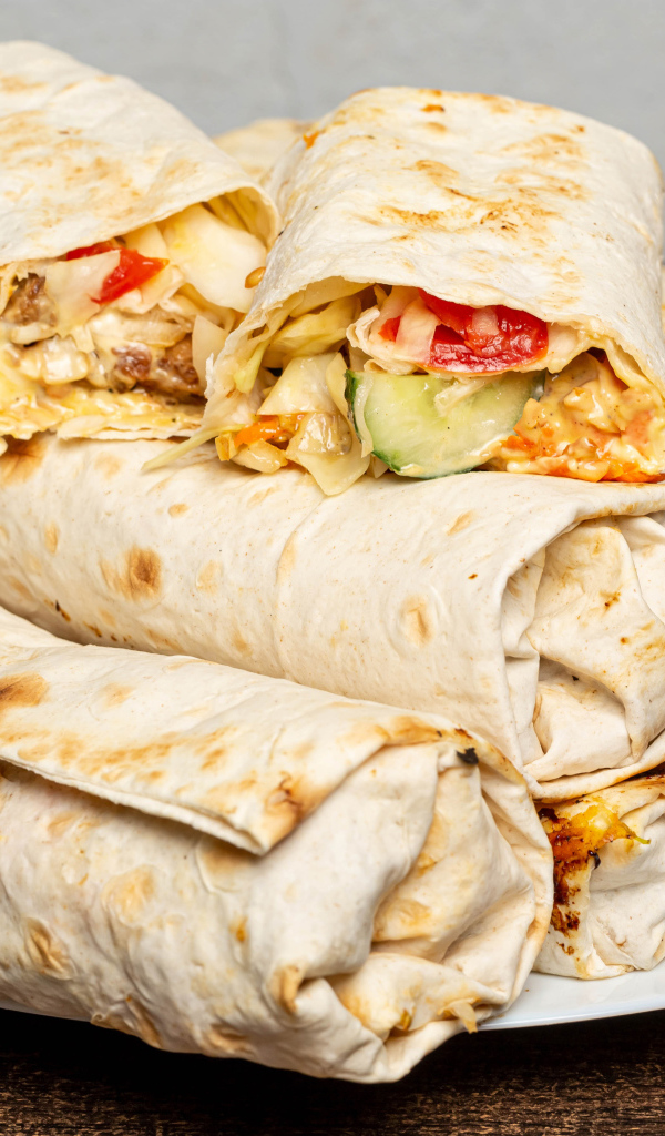 Аппетитная шаурма в лаваше на столе 