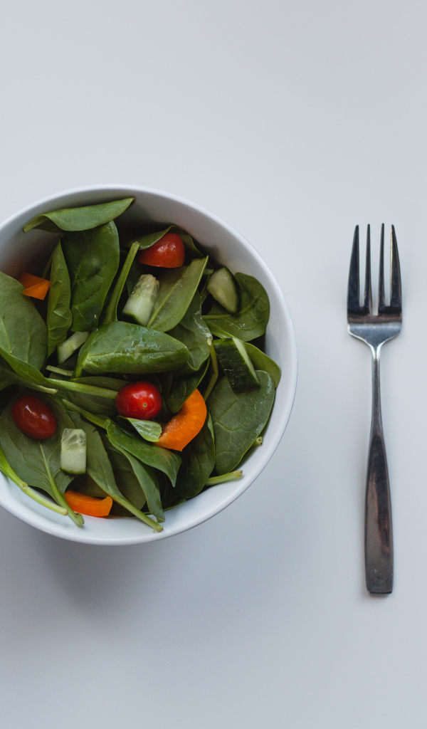 Салат из листьев базилика с огурцами и помидорами