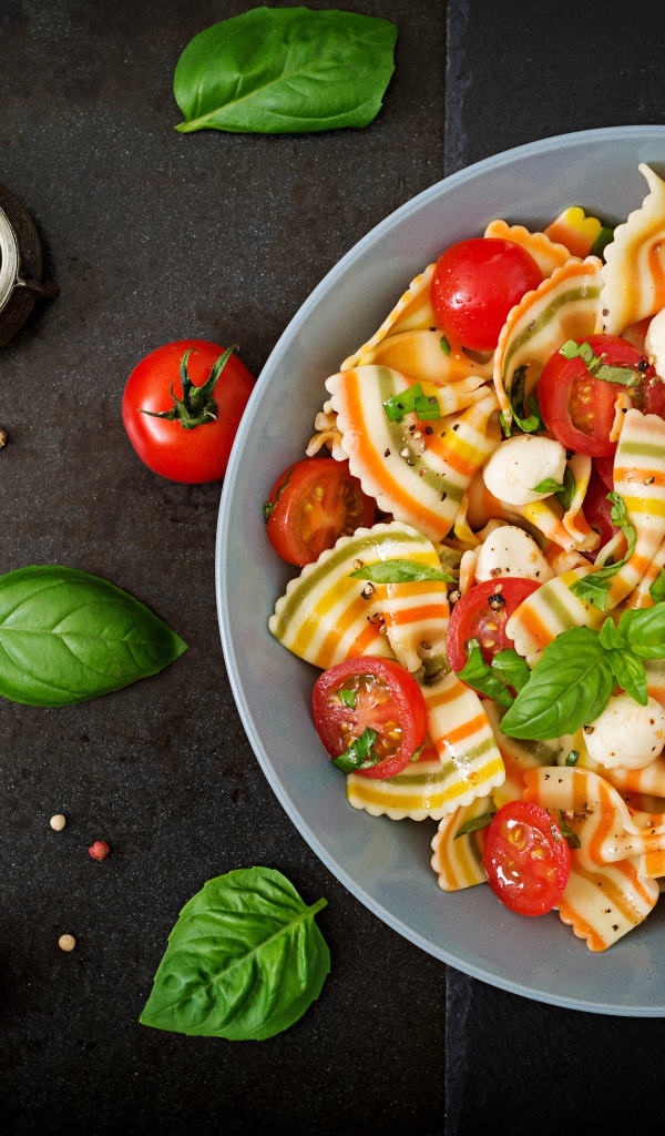 Красивые макароны бантики с помидорами 