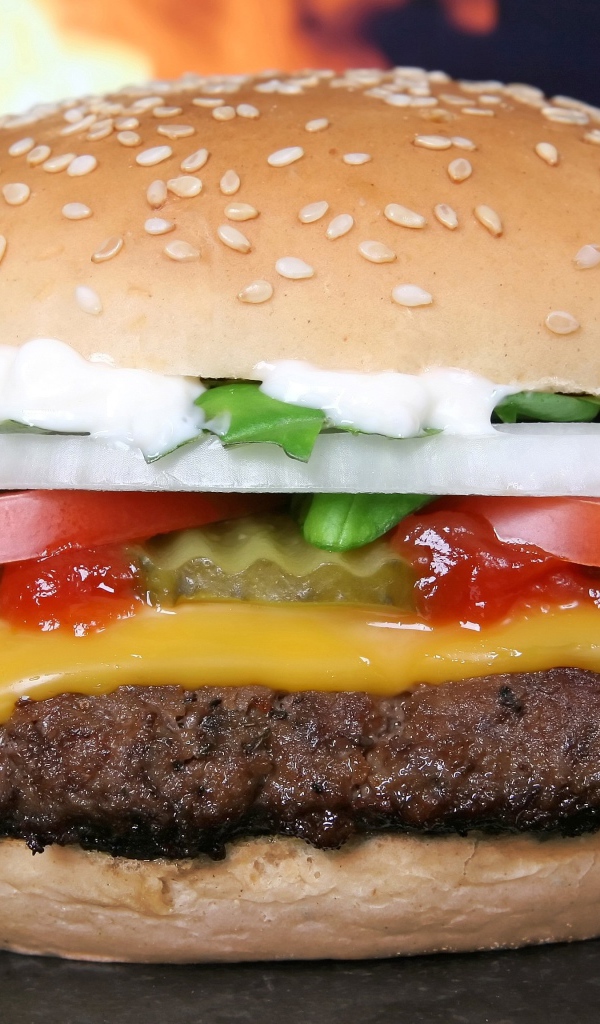 Большой сочный гамбургер с сыром