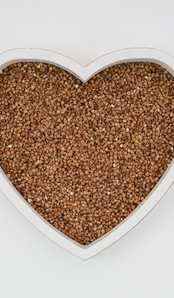 Большое белое сердце с гречневой крупой  