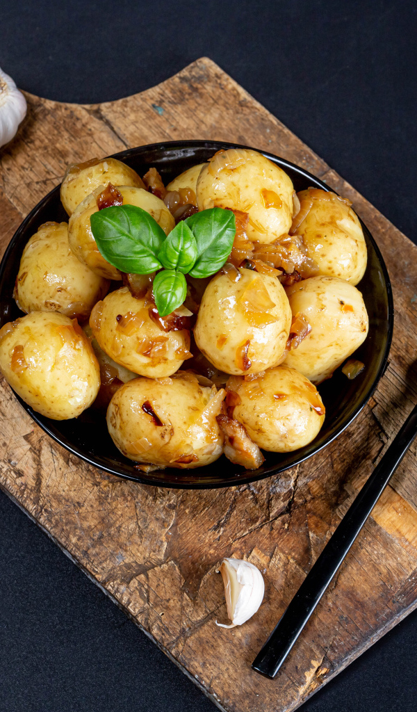 Вареный молодой картофель с чесноком и базиликом