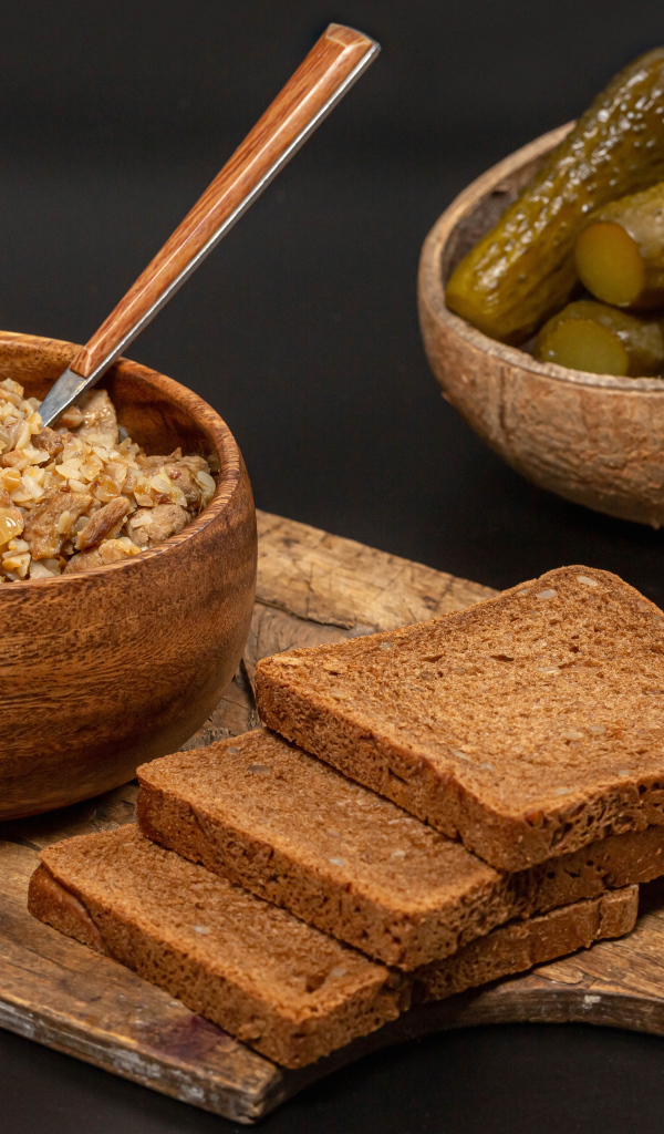 Гречка на столе с хлебом и огурцами