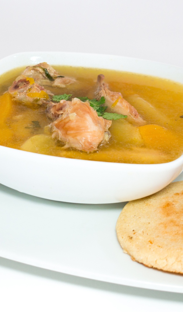 Куриный суп с лепешкой на столе