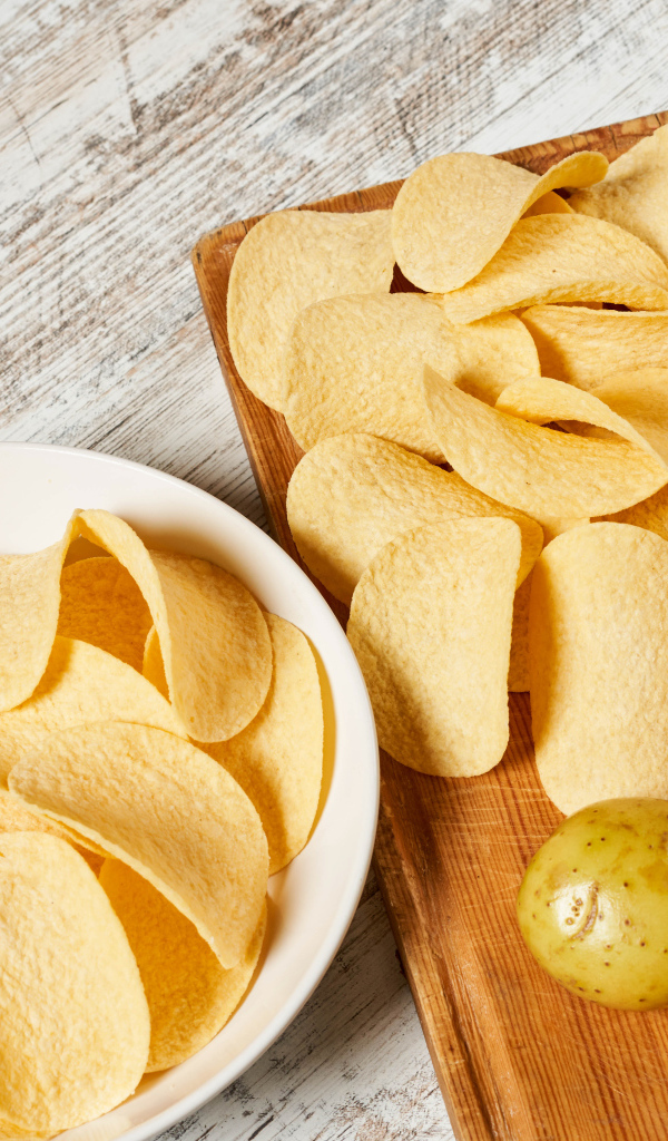 Чипсы на столе с картофелем 