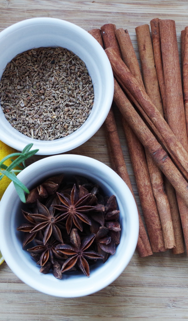 Корица, бадьян, зерна фенхеля и лимон на столе 