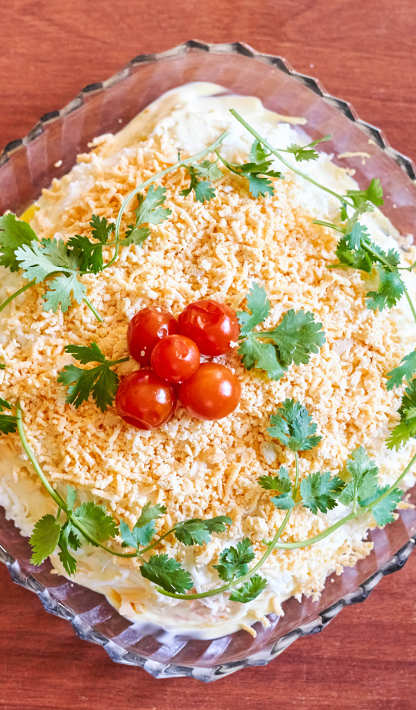 Хрустальная тарелка с салатом на столе