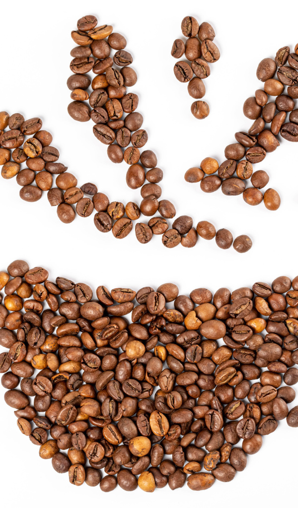 Рисунок из кофейных зерен на белом фоне 