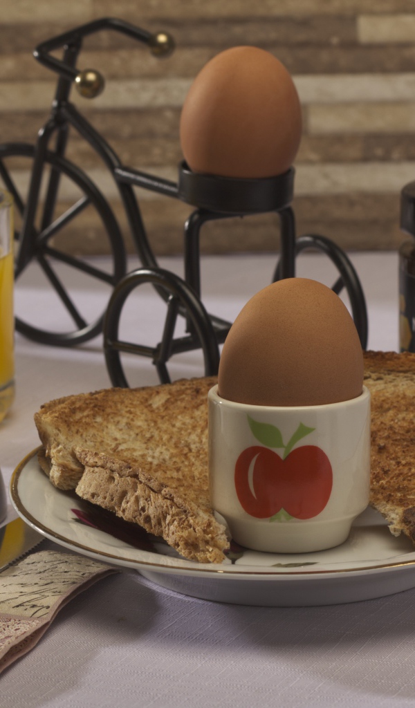 Яйца и хлеб с соком на завтрак 