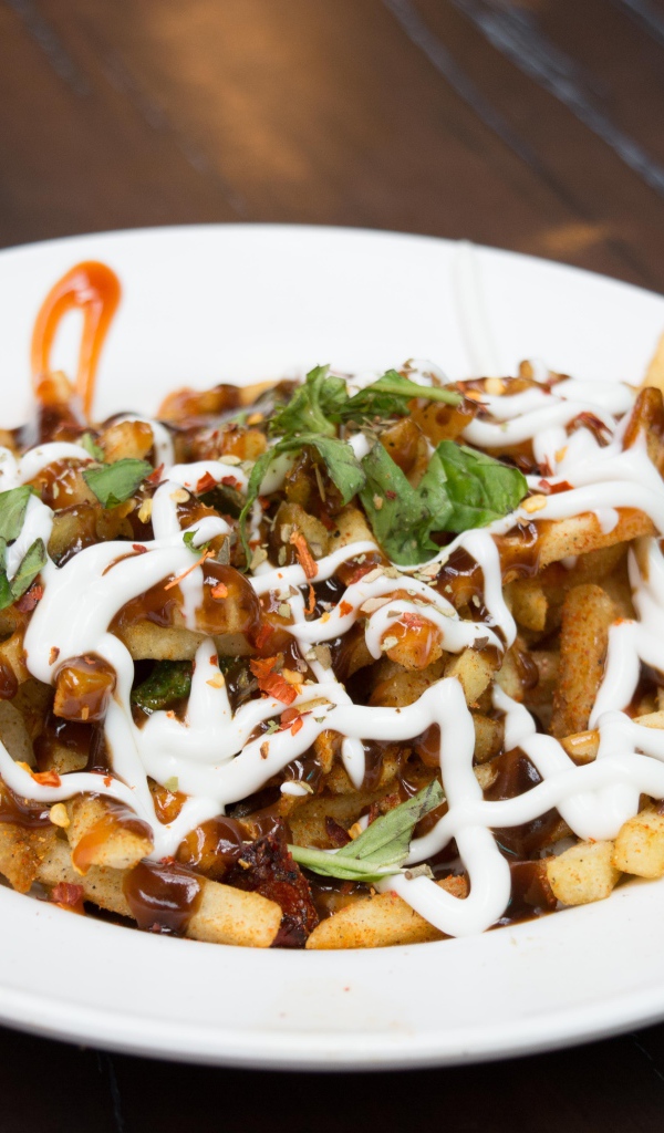 Картофель фри на тарелке с соусом и майонезом