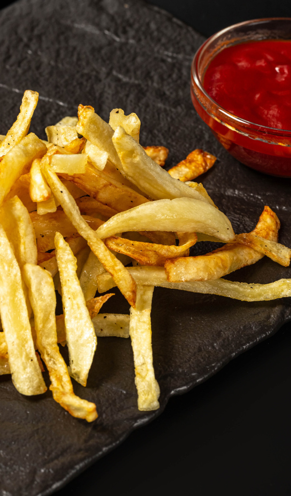 Картофель фри на каменной плите с соусом 