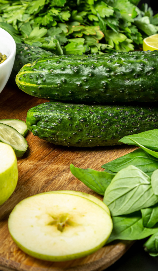 Свежие зеленые овощи и зелень на столе