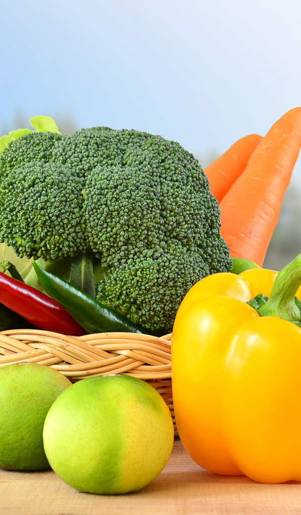 Свежий перец, брокколи и морковь на столе 