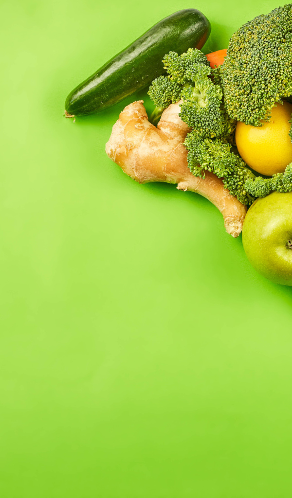 Свежие овощи на салатовом фоне