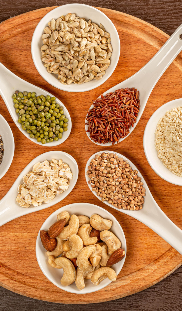 Зерна и орехи на доске на столе 