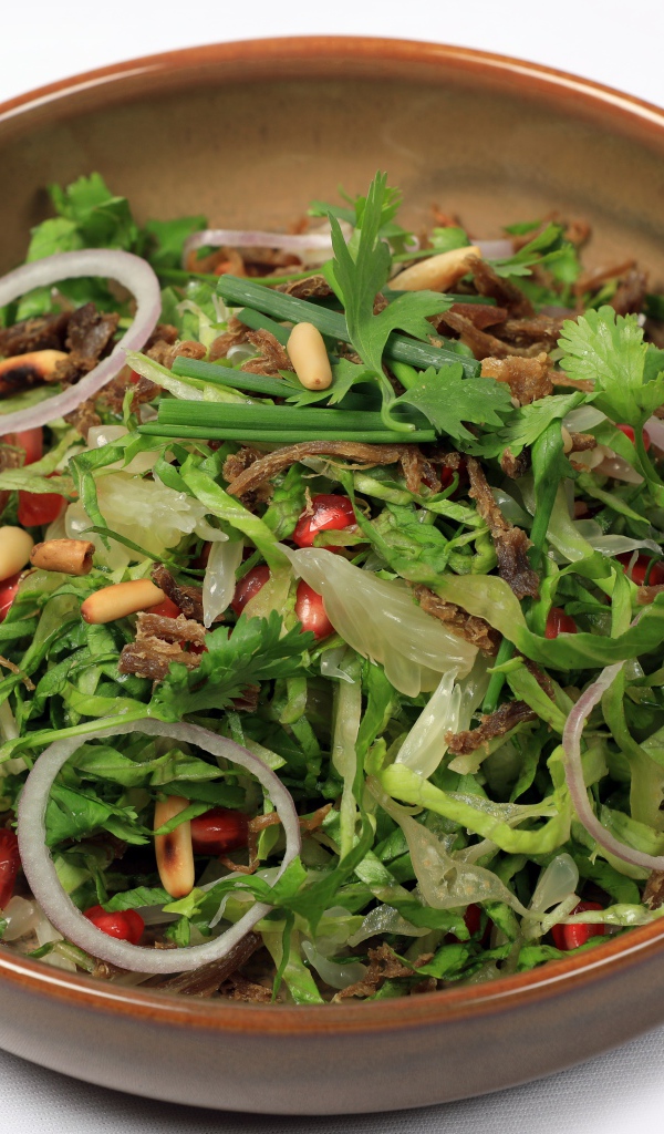 Салат из зелени с мясом на сером фоне