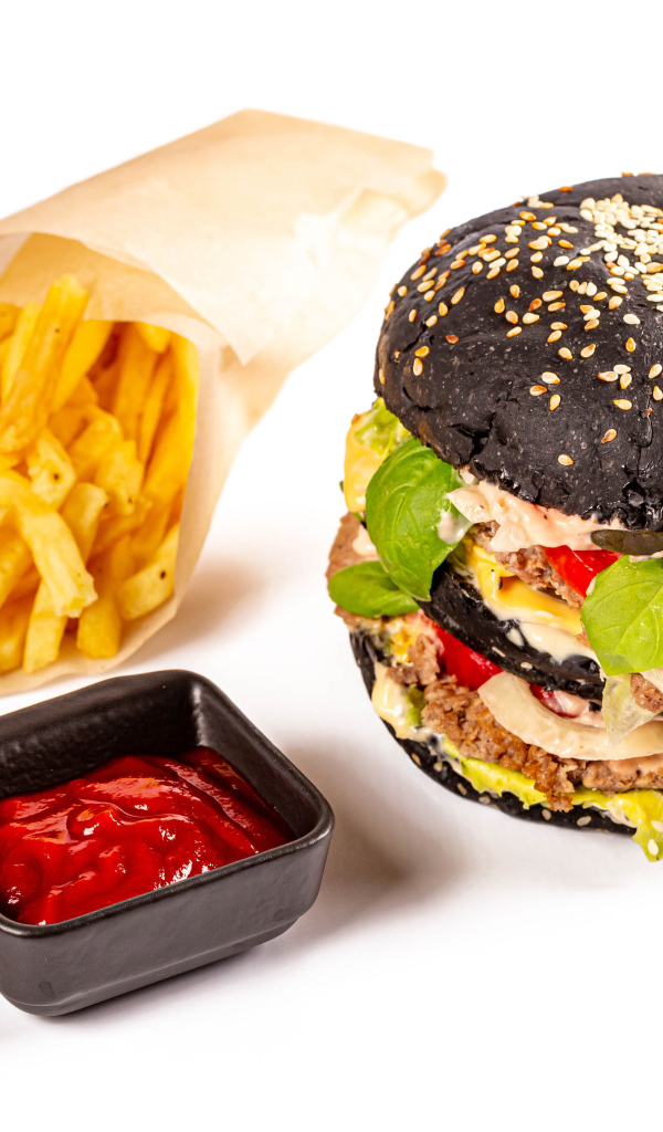 Гамбургер с картофелем фри и кетчупом на белом фоне