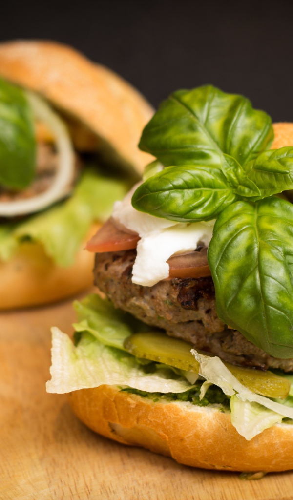 Домашние гамбургеры с котлетой и листьями базилика