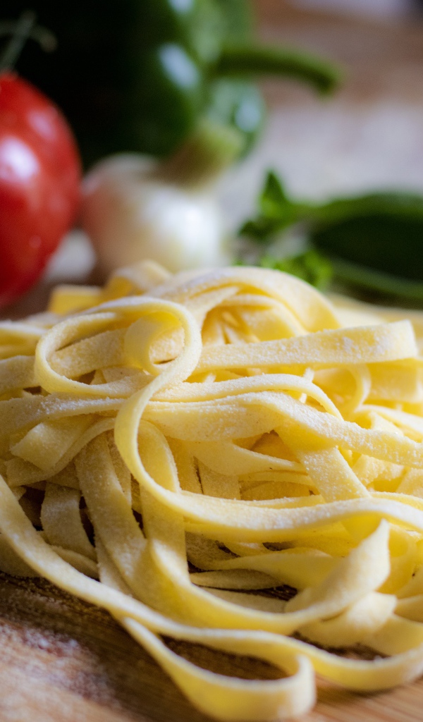 Домашняя лапша на столе с помидорами