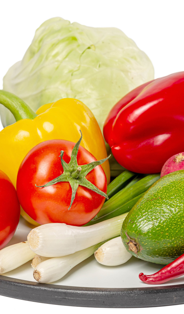 Домашние овощи  на тарелке на белом фоне