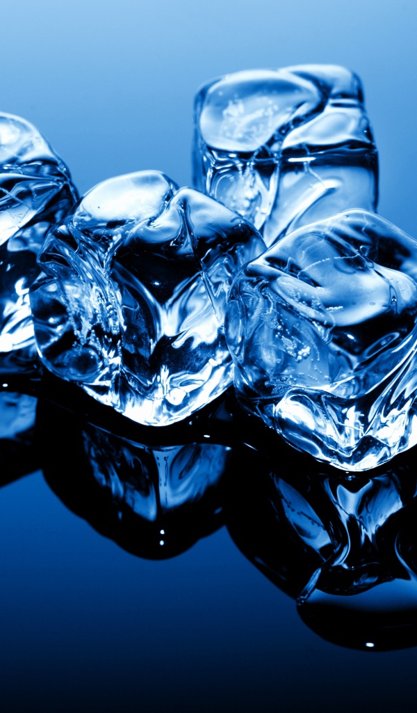 Кубики  льда на зеркальной поверхности
