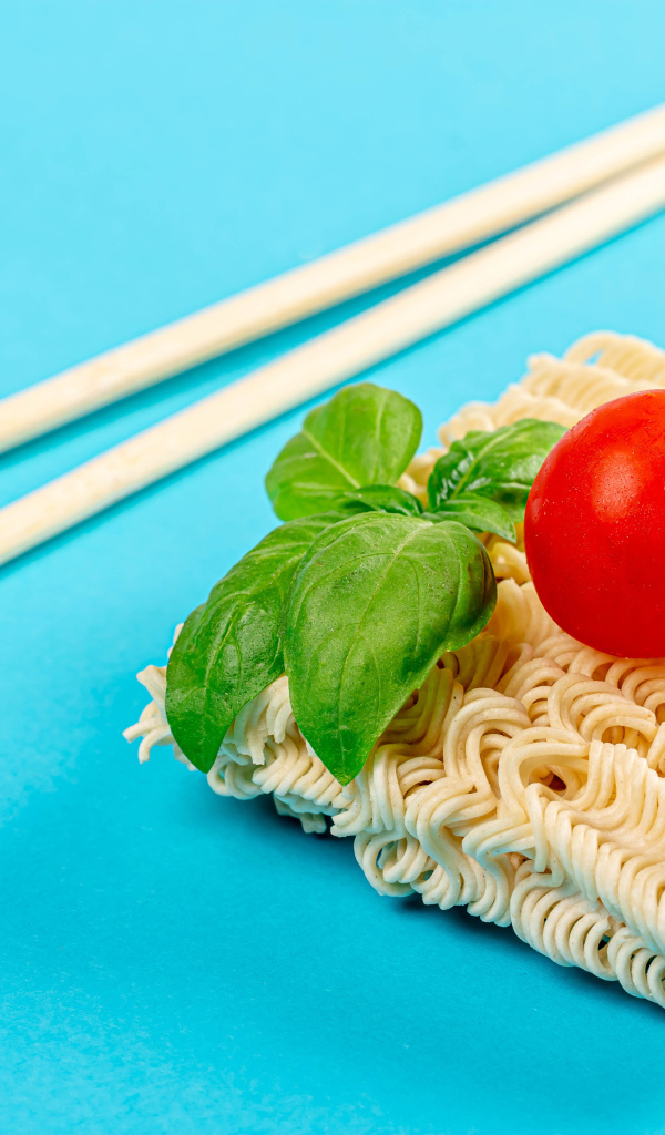 Вермишель быстрого приготовления на голубом фоне с палочками