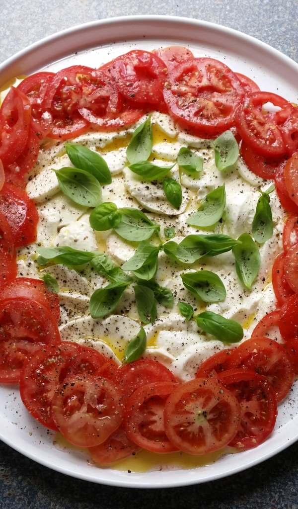 Итальянский сыр моцарелла с помидорами и базиликом
