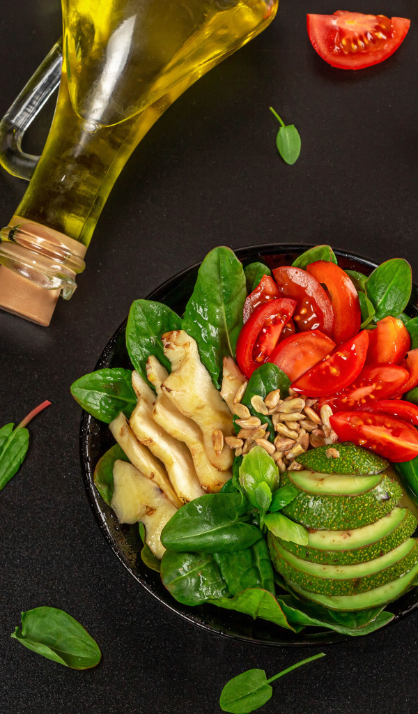 Топинамбур с листьями базилика, авокадо и помидорами 