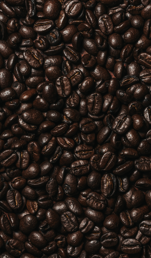 Много ароматных жареных зерен кофе крупным планом 