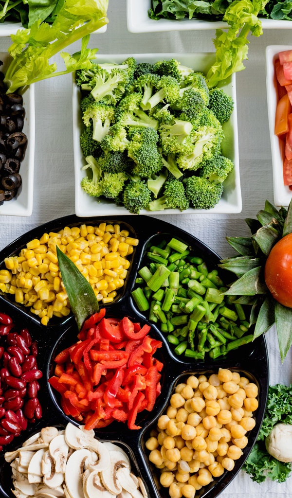 Много вкусных свежих овощей на столе 