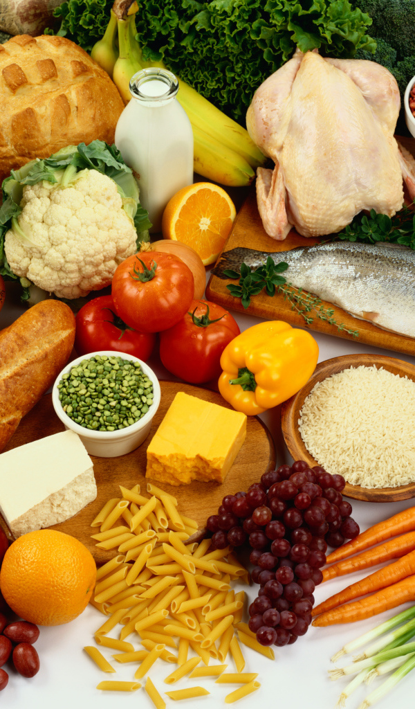 Много свежих продуктов на столе 