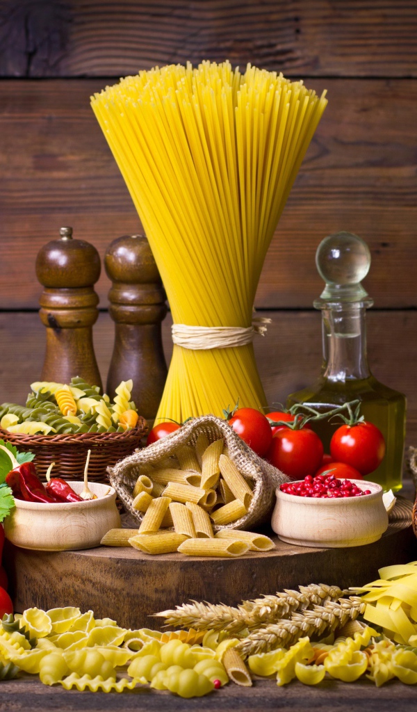 Много макаронных изделий на столе с овощами 