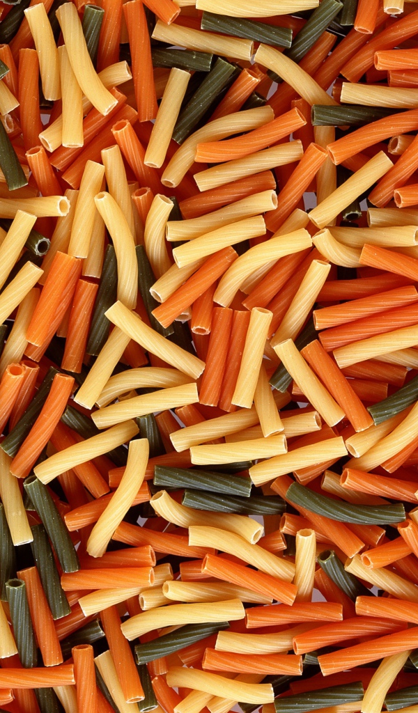 Разноцветные макароны крупным планом