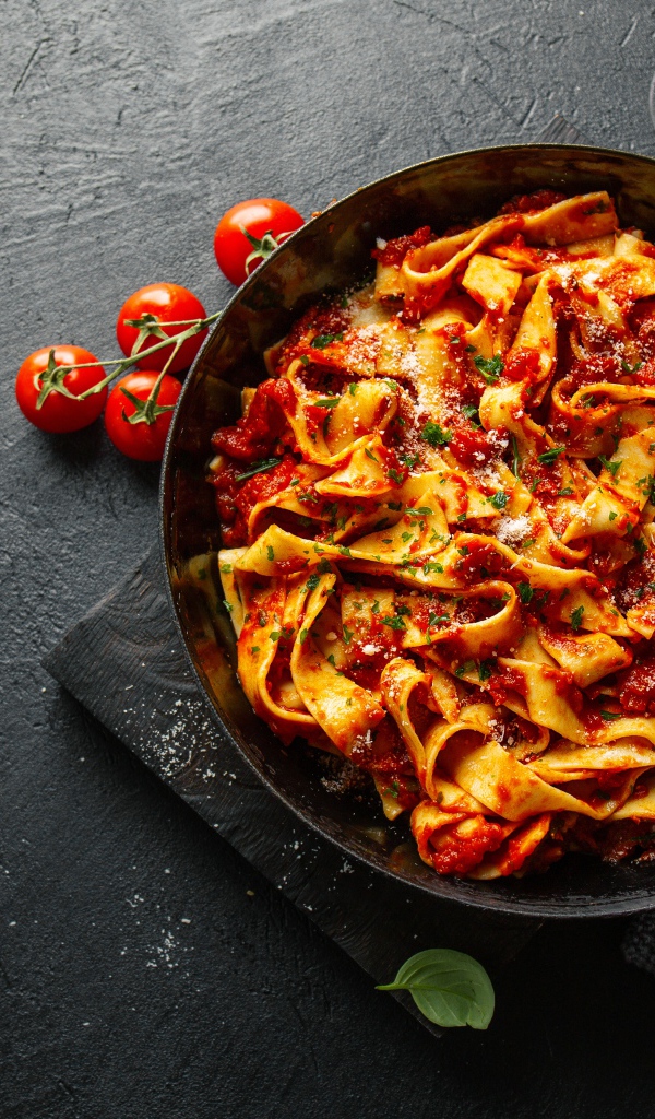 Лапша с соусом в сковороде 