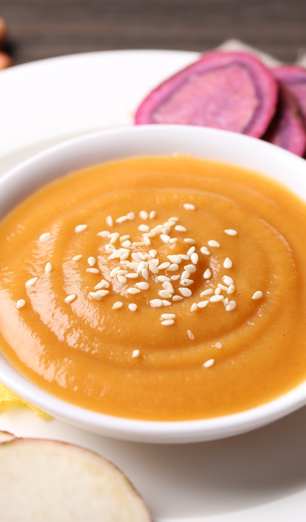 Гороховое пюре в белой тарелке с овощами