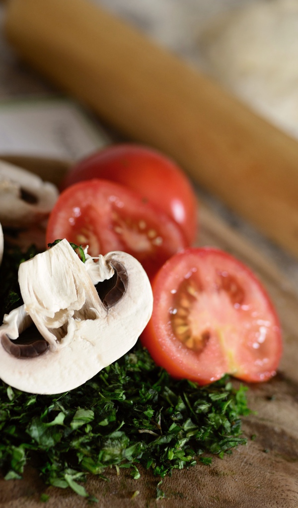 Кусочки помидора с зеленью и шампиньонами 
