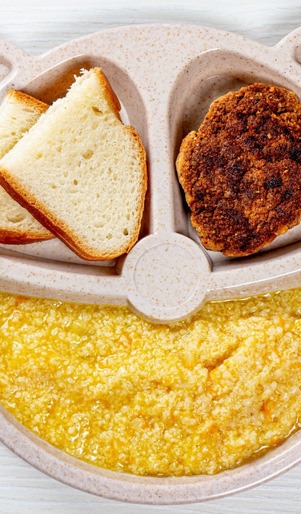 Каша,  хлеб и котлета для ребенка 