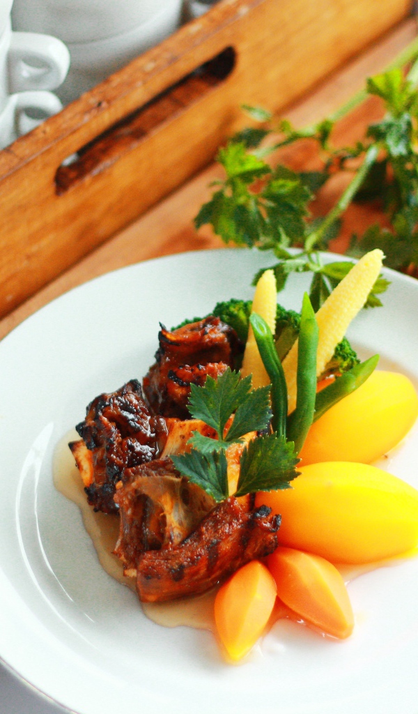 Картофель с морковью и мясом на белой тарелке 