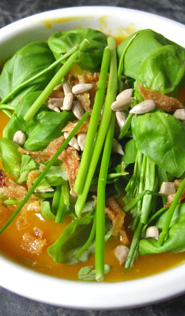 Тыквенный суп с зеленью в белой тарелке