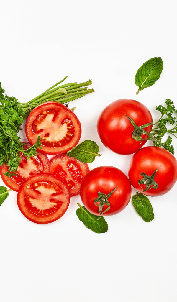 Красные помидоры с петрушкой на белом фоне