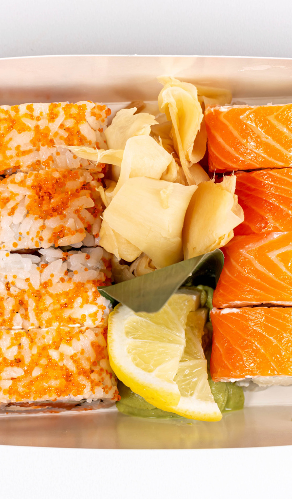 Роллы с имбирем и лимоном в лотке