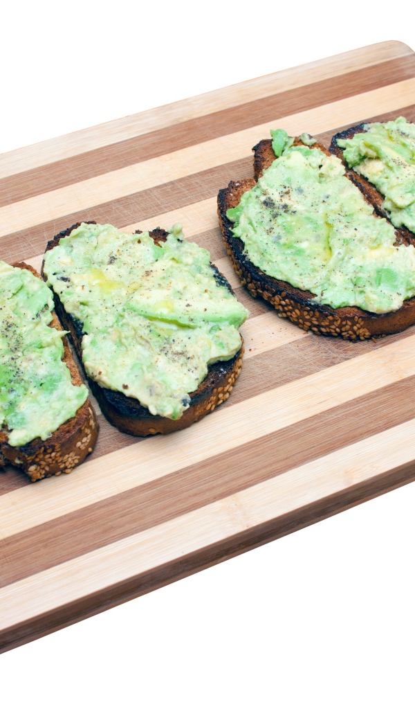 Бутерброды с черного хлеба на доске на белом фоне