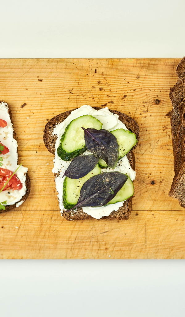 Бутерброды с черным хлебом на столе