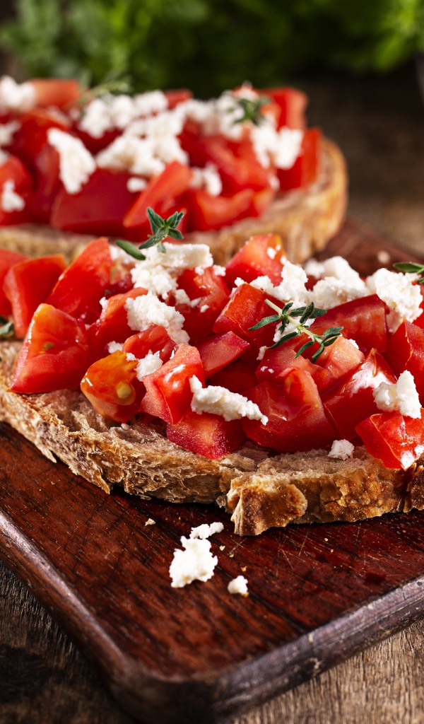 Бутерброды с помидорами и творогом 