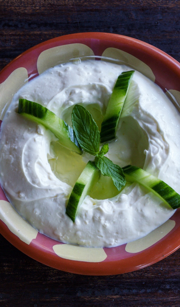 Соус с огурцами и листьями мяты в миске