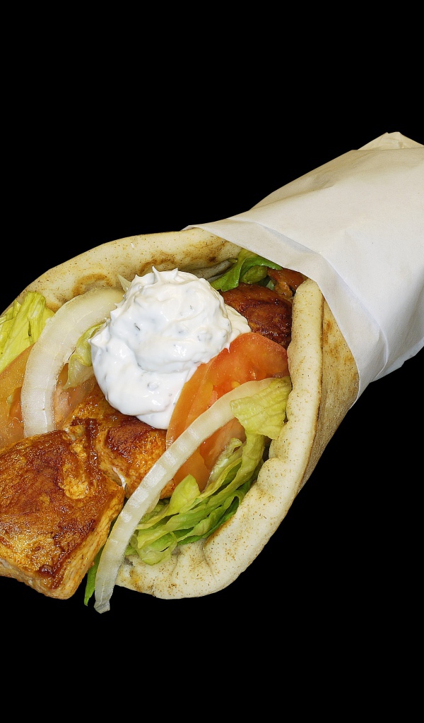 Шаурма в лепешке на черном фоне