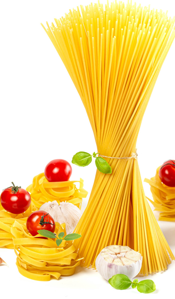 Спагетти и макароны с помидорами на белом фоне 