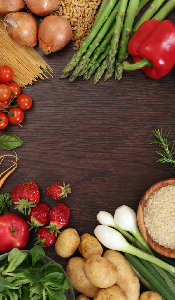 Спагетти на столе с овощами и фруктами 